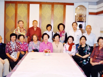 เตรียมงาม : พรพิมล โกสิยางกูร อดีตนายกสมาคมนักศึกษาเก่่ามหาวิทยาลัยเชียงใหม่ และประธานชมรม มช.09 กรุงเทพฯ จัดประชุมเตรียมจัดงานพบปะสังสรรค์เพื่อนๆ ร่วมรุ่น มช.09 กรุงเทพฯ ปี 2559 โดยมี พล.อ.ต.หญิงเอื้อมพร เชาวน์วิทยา, ศุภโชค รัตนมณีฉัตร, ทรงพล เมธาทิพย์, เยาวลักษณ์ พลรัฐ, สุดสาย พูลสุข, สมบุญ มโนวชิรสรรค์ และ พิชิตต บุญศิริ ร่วมประชุมด้วย ณ ภัตตาคารพงหลี