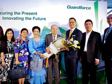ผู้บริหารหนังสือพิมพ์แนวหน้า ผาณิต-วาริน พูนศิริวงศ์, ผรณเดช พูนศิริวงศ์ กก.ผจก. มอบช่อดอกไม้แสดงความยินดี
