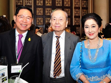 ดร.วัลลภ กิ่งชาญศิลป์ ประธาน กก.บจ.กัทส์ อินเวสติเกชั่น กับ วาริน-ผาณิต พูนศิริวงศ์