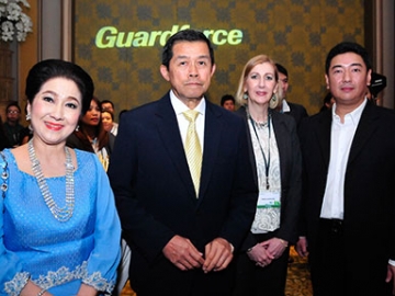 กร ทัพพะรังสี ร่วมถ่ายภาพกับ ผาณิต พูนศิริวงศ์ และบุตรชาย ผรณเดช พูนศิริวงศ์