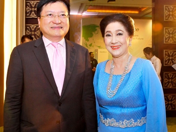 ศ.ดร.เกรียงศักดิ์ เจริญวงศ์ศักดิ์ กับ ผาณิต พูนศิริวงศ์
