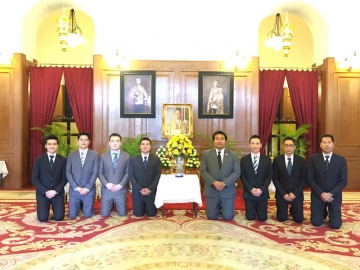 ถวายพระพร : ทรงยศินทร์ ชนปทาธิป พร้อมด้วยคณะนักเรียนเก่าวชิราวุธวิทยาลัยฯ รุ่น 66 นำแจกันดอกไม้ไปทูลเกล้าทูลกระหม่อมถวาย พร้อมทั้งลงนามถวายพระพร พระบาทสมเด็จพระเจ้าอยู่หัวให้มีพระพลานามัยสมบูรณ์แข็งแรง รวมทั้งเพื่อแสดงความจงรักภักดีและสำนึกในพระมหากรุณาธิคุณ ณ ศาลาสหทัยสมาคม ในพระบรมมหาราชวัง