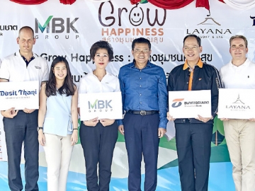 สร้างชุมชนคูณสุข : อาทร วนาสันตกุล รอง กก.ผจก.บจก.เอ็ม บี เค โฮเต็ล แอนด์ ทัวร์ริซึ่ม ในเครือ เอ็ม บี เค กรุ๊ป และ วิชา กุลกอบเกียรติ ผอ.อาวุโส ธนาคารธนชาต ร่วมเปิดตัวโครงการ “Grow Happiness” โดยมี พินิจ บุญเลิศ ผวจ.กระบี่ เป็นประธานเปิดงาน ที่โรงเรียนบ้านร่าหมาด อ.เกาะลันตา จ.กระบี่