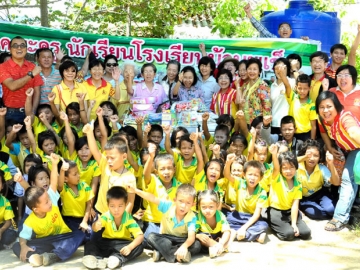 “ลูกแม่โดมแบ่งปัน” : บุญสม อัครธรรมกุล ผู้ช่วยอธิการบดีฝ่ายศิษย์เก่าสัมพันธ์ มหาวิทยาลัยธรรมศาสตร์ และคณะร่วมกันมอบถังเก็บน้ำ อุปกรณ์การศึกษา ให้แก่นักเรียน โรงเรียนบ้านพุเข็ม อ.แก่งกระจาน จ.เพชรบุรี โดยมี ประสูตร หอมบรรเทิง ปลัดอำเภอแก่งกระจาน อดีต นศ.มธ.โครงการช้างเผือก ต้อนรับ