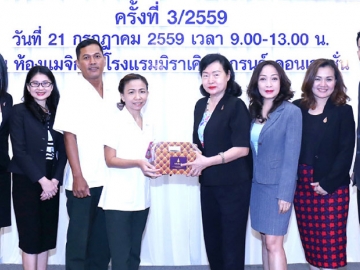 รวมใจถวายพ่อหลวง : เสาวนีย์ กมลภัทรากูร ผจก.ทั่วไป โรงแรมมิราเคิล แกรนด์ คอนเวนชั่น มอบของที่ระลึกแก่เจ้าหน้าที่สถาบันพยาธิวิทยา กรมการแพทย์ กระทรวงสาธารณสุข ซึ่งมาให้บริการรับบริจาคโลหิตในกิจกรรม “มิราเคิล กรุ๊ป รวมใจภักดี บริจาคโลหิตถวายพ่อของแผ่นดิน ครั้งที่ 3/2559” ที่โรงแรมมิราเคิลฯ