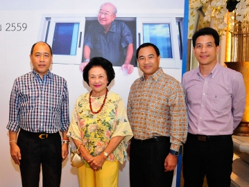 ท่านผู้หญิงถวิกา สารสิน (ภริยาคู่ชีวิต พล.ต.อ.เภา สารสิน) ท่ามกลางลูกชายทั้ง 3 กลินท์-พล.ต.ต.ชินภัทร-กนิษฐ์ สารสิน
