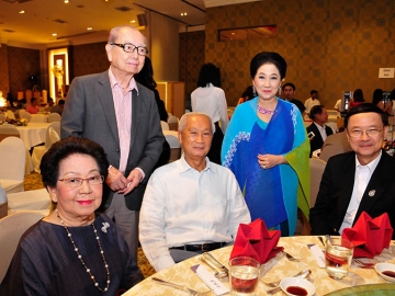เพ็ญพรรณ-ประมนต์ สุธีวงศ์ ประธานองค์กรต่อต้านคอร์รัปชั่น (ประเทศไทย), ศ.นพ.ภิรมย์ กมลรัตนกุล อดีตอธิการบดี จุฬาฯ, และ วาริน-ผาณิต พูนศิริวงศ์