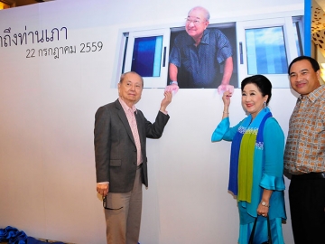 วาริน-ผาณิต พูนศิริวงศ์ ถ่ายรูปกับแบล็คดรอปจับมือกับรูปท่านเภา ยืนยื่นตัวออกมาจากหน้าต่าง เหมือนจริงมากๆ จนแขกเหรื่อต้องเก็บภาพเป็นที่ระลึก