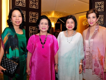 ท่านผู้หญิงสุจิตคุณ สารสิน กับ พาสินี ลิ่มอติบูลย์, กิตติยา สารสิน มี เพชรพริ้ง สารสิน ต้อนรับ