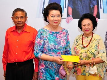 พล.ท.อภิชาติ-พ.อ.หญิงรัชนี โสดสถิตย์ ร่วมสมทบทุนด้วย