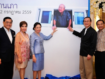 ปิยะบุตร ชลวิจารณ์,คุณหญิงกิ่งแก้ว เอื้อทวีกุล, วิกรม กรมดิษฐ์ มี กลินท์-เพชรพริ้ง สารสิน ร่วมถ่ายรูปด้วย