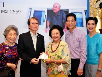 นวลศรี-วัฒนา อุทกธรรมร่วมสมทบทุน มี ท่านผู้หญิงถวิกา-กนิษฐ์-อมรา สารสิน รับมอบ