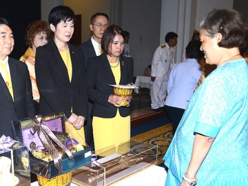 สมเด็จพระเทพรัตนราชสุดาฯ สยามบรมราชกุมารี พระราชทานพระราชวโรกาสให้คณะผู้บริหารโรงแรมอมารี วอเตอร์เกท กรุงเทพฯ นำโดย นิศรา คำผ่อง ผอ.ฝ่ายสื่อสารการตลาด พร้อมด้วย นาวาอากาศเอก(พิเศษ) นพ.ไพศาล จันทรพิทักษ์ ผอ.อาวุโสสายกิจกรรมพิเศษโรงพยาบาลกรุงเทพ เข้าเฝ้าฯทูลเกล้าฯถวายเงิน “วิ่งการกุศลเที่ยงคืนชิงถ้วยพระราชทานครั้งที่ 18” ณ ศาลาดุสิดาลัย สวนจิตรลดา