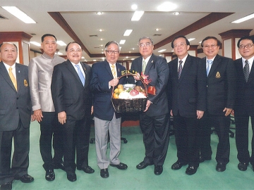 ขอบคุณที่สนับสนุน : วิรัช ชินวินิจกุล นายกสภามหาวิทยาลัยรามคำแหงมอบกระเช้าขอบคุณ สุทธิเกียรติ จิราธิวัฒน์ และ วิทวัส บุญญสถิตย์ กรรมการสภามหาวิทยาลัยผู้ทรงคุณวุฒิ ที่ให้การสนับสนุนการประชาสัมพันธ์และจัดโรดโชว์ในศูนย์การค้าเซ็นทรัลพลาซา เพื่อเปิดรับสมัครนักศึกษาใหม่ที่ผ่านมา โดยมี ผศ.วุฒิศักดิ์ ลาภเจริญทรัพย์ อธิการบดี มหาวิทยาลัยรามคำแหง,ศ.พิเศษปัญญา สุทธิบดี, พล.ต.อ.เอก อังสนานนท์, อินทร์จันทร์ บุราพันธ์ และ ดร.วีระพล จิรประดิษฐกุล ร่วมด้วย ที่ห้องประชุมผู้บริหาร ชั้น 3 ตึกวิทยบริการ มหาวิทยาลัยรามคำแหง หัวหมาก