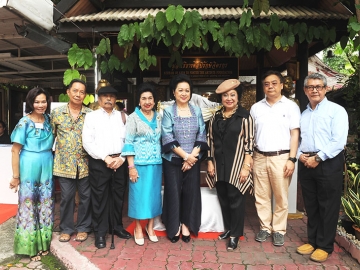 ชมงานศิลปะ : ท่านผู้หญิงภรณี มหานนท์ เปิดงาน “กรุสมบัติ...ศิลปะ...ผลัดกันชม” เพื่อหารายได้ช่วยเหลือศิลปินยามเจ็บป่วย จัดถึง 20 ก.ย. 2559 โดยมี คุณหญิงโรส บริบาลบุรีภัณฑ์, ลลิสา จงบารมี, อ.แนบ โสตถิพันธุ์, อ.อุดมลักษณ์ ทรงสุวรรณ, อ.ศุภกิจ อุตตรนคร และ อนุรุธ ว่องวานิช ต้อนรับ ณ มูลนิธิธารศิลป์รักษ์จิตรกร สุขุมวิท 39