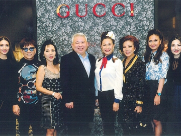 นิทรรศการนาฬิกา : ดารารัตน์-เตย มหาดำรงค์กุล ผู้บริหารแห่งโทรคาเดโร กรุ๊ป จัดงานเปิด Travelling Exhibit นิทรรศการนาฬิกาและเครื่องประดับจากกุชชี่ ครั้งแรกในเอเชียตะวันออกเฉียงใต้ ภายใต้การสร้างสรรค์ของ อเลสซานโดร มิเคเล่ ครีเอทีฟไดเร็คเตอร์ของกุชชี่คนล่าสุด โดยมี จักรกฤษณ์ กีรติโชคชัยกุล, จรรยา สว่างจิตร, ดร.สมศักดิ์ ชลาชล และ รุจิตร สุธนะเสรีพร มาร่วมงานด้วย ณ ฮอลล์ ออฟ เฟม สยามพารากอน