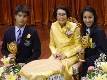 เยาวชนต้นแบบ : ม.จ.หญิงมาลินีมงคล ยุคล เป็นประธานมอบรางวัลในงาน “เชิดชูเกียรติต้นแบบบุคคลดีวิถีพุทธ” พร้อมประทานโล่เกียรติคุณประจำปี 2559 ประเภทบุคคล ด้านบุคคลต้นแบบทำความดีเพื่อประโยชน์ส่วนรวม แก่ โปรดปราน สุขเจริญ และ อรณ พีท ยนตรรักษ์ นักเรียนโรงเรียนนานาชาติฮาร์โรว์ ในฐานะเยาวชนตนแบบที่อุทิศตัวช่วยเหลือสังคม ณ หอประชุมคุรุสภา