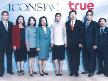 ร่วมมือ : กอบกาญจน์ วัฒนวรางกูร รัฐมนตรีว่าการกระทรวงการท่องเที่ยวและกีฬา เป็นประธานในงานแถลงข่าวประกาศความร่วมมือ ระหว่าง ชฎาทิพ จูตระกูล กรรมการ บริษัท ไอคอนสยาม จำกัด และ ศุภชัย เจียรวนนท์ กรรมการผู้จัดการใหญ่ และประธานคณะผู้บริหาร บมจ.ทรู คอร์ปอเรชั่น เพื่อเนรมิต “ทรู ไอคอนสยาม ฮอลล์” ศูนย์ประชุมมาตรฐานระดับโลกและการจัดงานแสดงระดับนานาชาติล้ำสมัยแห่งยุคแห่งแรกบนฝั่งริมแม่น้ำเจ้าพระยา ณ โรงแรมสยามเคมปินสกี้ กรุงเทพฯ