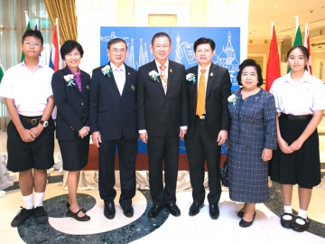 ปฐมนิเทศ : สนั่น อังอุบลกุล ประธานมูลนิธิ เอเอฟเอส (ประเทศไทย) เป็นประธานเปิดงาน ปฐมนิเทศเยาวชน เอเอฟเอส ที่ได้รับการคัดเลือก จำนวน 800 คน จากนักเรียนกว่า 17,000 คน ทั่วประเทศ เพื่อศึกษาและแลกเปลี่ยนวัฒนธรรมนานาชาติ ระยะ 1 ปี รุ่น 56 โดยมี จิรวัฒนา จรูญภัทรพงษ์, สุรวัฒน์ ชมภูพงศ์ และ ผศ.พราวพรรณ เหลืองสุวรรณ ร่วมงาน ณ อิมแพค เมืองทองธานี