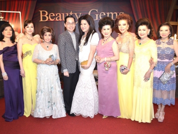 เลี้ยงขอบคุณ : สุริยน ศรีอรทัยกุล กรรมการผู้จัดการ บริษัท บิวตี้ เจมส์ แฟคตอรี่ จำกัด จัดงาน “BEAUTY GEMS THANK YOU MID YEAR PARTY” ปาร์ตี้สุดเอ็กซ์คลูซีฟแทนคำขอบคุณให้แก่ลูกค้าคนพิเศษ โดยมี เมก้า ศรีอรทัยกุล, จรินทร์ สุมานนท์, และ วรรณา เบญจรงคกุล ร่วมงาน ณ อาคารบิวตี้เจมส์ เซ็นเตอร์ สีลม