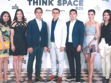 พื้นที่แห่งความคิด : สมชัย ถาวรรุ่งโรจน์ กรรมการผู้จัดการใหญ่ บริษัท บีทูเอส จำกัด ฉลองเปิดบริการเต็มรูปแบบ ธิงค์สเปซ บีทูเอส ร้านคอนเซ็ปต์ใหม่แห่งแรกในไทย พลิกโฉมร้านหนังสือครบวงจรสู่พื้นที่แห่งความคิดที่สร้างแรงบันดาลใจ โดยมี ชนวัฒน์ เอื้อวัฒนะสกุล, จุฑาธรรม จิราธิวัฒน์ และ กันตภณ ผาณิตรัตน์ ร่วมงานด้วย ณ ศูนย์การค้าเซ็นทรัลเฟสติวัล อีสต์วิลล์