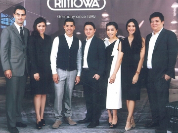 ฉลองเปิดร้าน : บัณฑิต นิลเจียรสกุล จัดงานฉลองเปิดร้าน กระเป๋าเดินทาง “RIMOWA” ในโรงแรมแมนดาริน โอเรียนเต็ล กรุงเทพฯ อย่างเป็นทางการ โดยมี สรัญทร เตชะไพบูลย์, วู้ดดี้-วุฒิธร มิลินทจินดา, โทมัส คินเปอร์เกอร์, ปรมา ไรวา, บรรหาร นิลเจียรสกุล และ จารุพรรณ วณิชย์คูพลังกูร ร่วมยินดีด้วย ที่ห้องรีเจนท์ซี่ โรงแรมแมนดาริน โอเรียนเต็ล กรุงเทพฯ