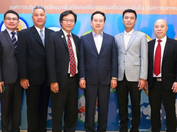 แถลงตัวเลข : พ.อ.ดร.นาฬิกอติภัค แสงสนิท ผอ.องค์การบริหารการพัฒนาพื้นที่พิเศษเพื่อการท่องเที่ยวอย่างยั่งยืน (องค์การมหาชน) หรือ อพท., ผศ.ดร.ธีระ 
สินเดชารักษ์ สถาบัน
วิจัยและให้คำปรึกษาแห่ง มธ. ร่วมกันแถลงผลประเมินตัวเลขการทวีคูณของรายได้จากการท่องเที่ยว
อย่างยั่งยืน โดยมีผู้บริหารและอาจารย์ ร่วมแถลง อาทิ ทวีพงษ์ วิชัยดิษฐ, ดร.ชูวิทย์ มิตรชอบ,
ดร.ชุมพล มุสิกานนท์, สุชญา อัมราลิขิต, ดร.พรสุข จงประสิทธิ์ และ อ.วิชาญ กิตติรัตนพันธ์ 
ณ โรงแรมแกรนด์ เซ็นเตอร์ พอยต์ เทอร์มินอล 21