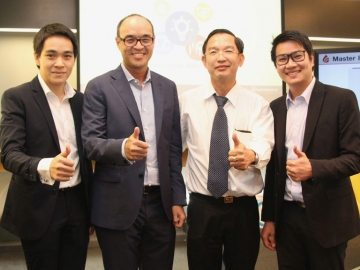 เยี่ยมชมหลักทรัพย์
บัวหลวง : บมจ.หลักทรัพย์ 
บัวหลวง นำทีมโดย บรรณรงค์ พิชญากร 
กก.ผจก.กิจการค้า
หลักทรัพย์, ภาววิทย์ กลิ่นประทุม ที่ปรึกษา
การลงทุน และ สินธนันทน์ 
บุญยอด ผอ.สาขาบัวหลวง 
อินเวสเมนท์สเตชั่น ร่วมต้อนรับ ศ.ดร.ประสิทธิ์ ทีฆพุฒิ หัวหน้าวิชาไอซีที
และการจัดการเชิงกลยุทธ์ ที่นำกลุ่มนิสิตคณะวิศวกรรมศาสตร์ จุฬาฯ เข้าเยี่ยมชมการดำเนินงานของบริษัท 
พร้อมทั้งรับฟังบรรยายเรื่องการลงทุนในยุคดิจิตอล เพื่อเสริมสร้างความรู้ด้านการเงินและตลาดทุนของประเทศไทย
รวมไปถึงนวัตกรรมล้ำสมัยด้านการลงทุน ณ บัวหลวงอินเวสเมนท์สเตชั่น ชั้น 4 อาคารซิลลิคเฮ้าส์