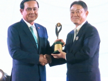 ปีที่ 3 ต่อเนื่อง : พล.อ.ประยุทธ์ จันทร์โอชา นายกรัฐมนตรี มอบรางวัลอุตสาหกรรมดีเด่น ประเภทการรักษาคุณภาพสิ่งแวดล้อม ประจำปี 2559 ให้แก่ อายิโนะโมะโต๊ะ โรงงานพระประแดง โดยมี มร.คะโอะรุ คุระชิมะ กก.ผจก.ใหญ่ บจก.อายิโนะโมะโต๊ะ (ประเทศไทย) รับมอบ ที่ อาคารชาเลนเจอร์ อิมแพค เมืองทองธานี