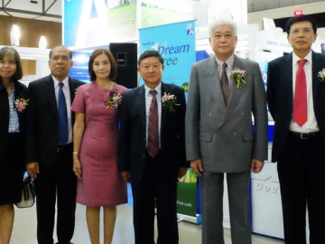 นวัตกรรมรักษ์โลก : ชาญวิทย์ จารุสมบัติ รอง กก.ผจก.ใหญ่ ดั๊บเบิ้ล เอ ต้อนรับ อนุกูล ตังคณานุกูลชัย ผวจ.ฉะเชิงเทรา, เดชา ใจยะ รอง ผวจ.ฉะเชิงเทรา และธนู บุญเลิศ รอง ผวจ.สมุทรปราการ ที่เข้าเยี่ยมชมบูธดั๊บเบิ้ล เอ กระดาษจากคันนา ในงาน “เบญจบูรพาฯ เอ็กซ์โป 2016” ที่ ฮอลล์ 3 อิมแพค เมืองทองธานี