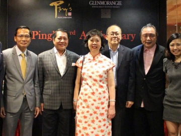 อาหารจีนเริ่ดหรู : สุภนิต วิมุตตานนท์ รอง กก.ผจก.บจก.เอ็ม บี เค โฮเต็ล แอนด์ ทัวร์ริซึ่ม และ สมพล ตรีภพนารถ รอง กก.ผอ.บมจ.เอ็ม บี เค ร่วมต้อนรับมิสฉั่ว ซิ่ว ซาน เอกอัครราชทูตสาธารณรัฐสิงคโปร์ประจำราชอาณาจักรไทย ที่มาร่วมยินดีในงานฉลองครบรอบ 3 ปี ห้องอาหารปิง ที่ โรงแรมปทุมวัน ปริ๊นเซส