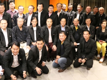 ประชุมพร้อมเพรียง : สมชาย จงพิพิธพร ประธานชมรมสุขสวัสดิ์ 14 จัดประชุมคณะกรรมการบริหาร ชมรมสุขสวัสดิ์ 14 สมัยที่ 11 ครั้งที่ 4 เพื่อปรึกษาหารือเกี่ยวกับการบริหารงานชมรมฯ และการจัดทำกิจกรรมต่างๆ เพื่อชุมชนและยังประโยชน์ต่อสังคม ซึ่งยึดถือปฏิบัติสืบทอดมาอย่างต่อเนื่องยาวนานที่ ภัตตาคารอาหารจีน “เชฟป้อม คิทเช่น” ถนนเจริญนคร