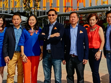 เปิดแล้ว : ปรีชา เอกคุณากูล ปธ.จนท.บห.บมจ.เซ็นทรัลพัฒนา พร้อมคณะผู้บริหารระดับสูง จัดงานเปิดตัว ศูนย์การค้าเซ็นทรัลพลาซา นครศรีธรรมราช มูลค่ากว่า 3,500 ล้านบาท อย่างยิ่งใหญ่ในคอนเซ็ปต์ “สุขนคร” เติมสีสันแห่งความสุขให้เต็มเมืองคอน โดยมีกิจกรรมความบันเทิงและโปรโมชั่นพิเศษมากมาย