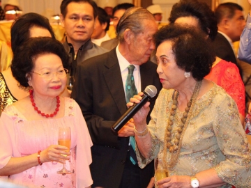 คุณหญิงสมรศรี วีรวรรณ และ คุณหญิงเปรมจิต จามรจันทร์
ร่วมอวยพรวันเกิด