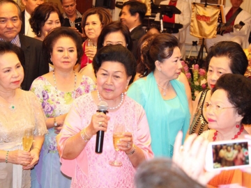 ท่านผู้หญิงเพ็ญศรี
วัชโรทัย กล่าวขอบคุณแขกเหรื่อที่มาร่วมงานอย่างอบอุ่น