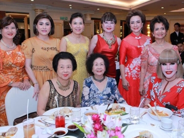 เพื่อน-น้องๆ ร่วมฉลองยินดี อาทิ รัชนิบูล ปรานีประชาชน, สุมณี คุณะเกษม, โสมรพี
ศรีประเสริฐ, วรจันทร์ วิญญรัตน์ ร่วมอวยพรวันเกิด