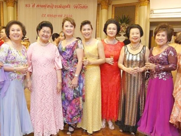 ท่านผู้หญิงเพ็ญศรี วัชโรทัย ร่วมถ่ายภาพกับ โสมรพี ศรีประเสริฐ, สุนันทา เตียสุวรรณ์, เยาวลักษณ์, สุมาลี, พญ.เจรียง จันทรกมล, กานดา วรรณดิษฐ์, วรจันทร วิญญรัตน์