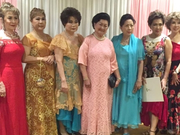 ท่านผู้หญิงเพ็ญศรี วัชโรทัย พร้อมด้วย ประไพศรี ประภัศรพงษ์, สาวิตรี วงษ์สวรรค์, ประไพ ใหม่วิจิตร, สุชาวดี แดงจำรูญ, กรองทิพย์ ศิริมาจันทร์, มัลลิกา ตั้งปณิธานสุข