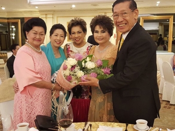 รับมอบดอกไม้อวยพรจาก ประไพ-พล.อ.สมพงษ์ ใหม่วิจิตร, สุชาวดี แดงจำรูญ, กรองทิพย์ ศิริมาจันทร์