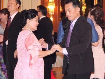 ท่านผู้หญิงเพ็ญศรี วัชโรทัย เปิดฟลอร์เต้นรำโชว์ลีลาลีลาศ
ได้อย่างอ้อนช้อยสวยงาม