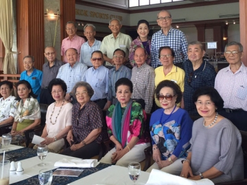 ภูมิใจกับเพื่อน : ชนินทร์ วรรณดิษฐ์ 
ประธาน AC รุ่น 2494 นัดเพื่อนๆ อัสสัมชัญ 
AC 2494 รวมรุ่นพร้อมคู่สมรส โดยมี 
จณา วรรณดิษฐ์, วาริน-ผาณิต พูนศิริวงศ์, 
คุณหญิงจิตตระการ ทองใหญ่, ม.ร.ว.โอภาศ-
คุณหญิงอัมพร กาญจนวิชัย, สุภาพ-ปวีณา 
เพ็ชรตระกูล, จำลอง-พัชรี ศรีกาญจนา, สมใจ บำรุงตระกูล, โกศล-ประไพศรี 
สุทธินรเศรษฐ์, สุชาติ-เอื้อมพร นาทะพันธุ์, 
มโน โสภาคย์, ปรีดี ตัณฑ์เกยูร ร่วมสังสรรค์ 
ที่สปอร์ตคลับ พร้อมร่วมยินดีกับ สินธุ พูนศิริวงศ์ คนไทยคนแรกที่ได้เข้าใน “Hall of fame World Snooker” 
ที่ประเทศอังกฤษ