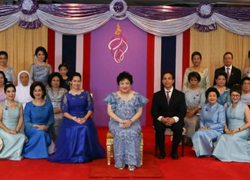 ประทานฉายพระรูปร่วมกับ ผู้สนับสนุนการจัดงานฯ