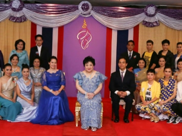 ประทานฉายพระรูปร่วมกับ ศิลปินดารา และนักแสดง