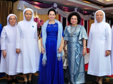 คุณพลอยไพลิน เจนเซ่น วิลเล่อร์ ร่วมถ่ายภาพ รศ.ดร.วีณา เชิดบุญญชาติ, คุณหญิงผะอบทิพย์ ศาตะมาน, มาแมร์ไอรีน ชำนาญธรรม อธิการิณี เจ้าคณะแขวงแห่งประเทศไทย, ซิสเตอร์มารีย์-หลุยส์,ซิสเตอร์มารี-ชาร์ลส และ ซิสเตอร์มารี แรน เล็กประเสริฐ