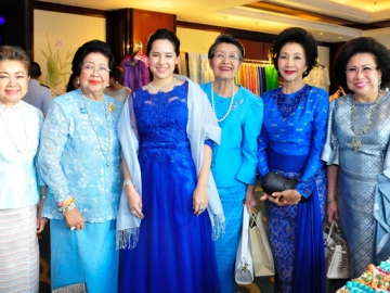 คุณพลอยไพลิน เจนเซ่น วิลเล่อร์ พร้อมด้วย รศ.ดร.วีณา เชิดบุญญชาติ, ศ.พญ.ชวนชม สกนธวัฒน์, มุกดา จันทรสมบูรณ์, ม.ล.จุลลา งอนรถ, คุณหญิงผะอบทิพย์ ศาตะมาน