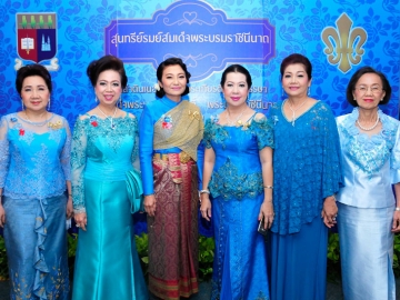 รัตโนวรรณ ประเสริฐอัมพร, ดร.อรนุช แสงสุริยจันทร์, พรทิพย์ ห่านตระกูล, กัลยาณี ว่องไวกิจไพศาล และ อุไร พณิชกิจ