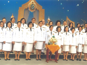 ถวายพระพร : ปรียาภรณ์ มั่นน้อย หัวหน้าศาลเยาวชนและครอบครัวจังหวัดนนทบุรี, 
มณฑา เชวงศักดิ์สงคราม ประธานสมทบ, ฉลวย เลขาพันธ์, มณีนันทน์ เอี่ยมวรพงษ์ พร้อมคณะผู้พิพากษาสมทบ ร่วมถวายพระพรเนื่องในวันเฉลิมพระชนมพรรษา สมเด็จพระนางเจ้าฯ พระบรมราชินีนาถ ณ ททบ.ช่อง 5