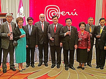 ฉลองวันชาติ : H.E. Mr.Felix Denegri เอกอัครราชทูตเปรูปประจำ
ราชอาณาจักรไทย จัดงานเลี้ยงเฉลิมฉลองในโอกาสครบรอบ 195 ปี วันชาติเปรู โดยมี ศ.ดร.เกรียงศักดิ์ เจริญวงศ์ศักดิ์ มาร่วม ท่ามกลางทูตานุทูต และ
แขกผู้มีเกียรติต่างๆ มากมาย ณ โรงแรม Marriott Bangkok Hotel