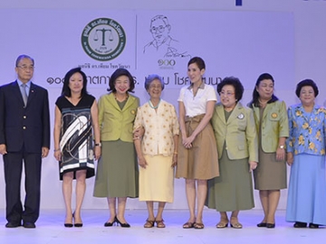 มูลนิธิ ดร.เทียม โชควัฒนา โดย ดร.ศิรินา โชควัฒนา ปวโรฬารวิทยา ประธานจัดงาน 100 ปีชาตกาล ดร.เทียม โชควัฒนา เพื่อรำลึกถึงปรัชญาคุณธรรม จริยธรรม การทำงานและการดำเนินชีวิตของ ดร.เทียม โชควัฒนา โดยมี บุญปกรณ์ โชควัฒนา ประธานมูลนิธิ ดร.เทียม โชควัฒนา มอบโล่เกียรติยศและรางวัลแก่บุคคล 4 คณะ พร้อมกันนี้ ท่านผู้หญิง ดร.ทัศนีย์ บุณยคุปต์กล่าวให้โอวาทพร้อมแสดงความชื่นชมแก่ผู้ที่ได้รับโล่และรางวัล รวมถึงรองเลขาธิการคณะกรรมการการอาชีวศึกษา ดร.ชาญเวชบุญประเดิม ให้โอวาทแก่นักเรียน