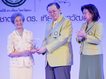 ท่านผู้หญิง ดร.ทัศนีย์ บุณยคุปต์ ประธานมูลนิธิพระไตรปิฎกสากล อดีตอาจารย์ใหญ่โรงเรียนจิตรลดา